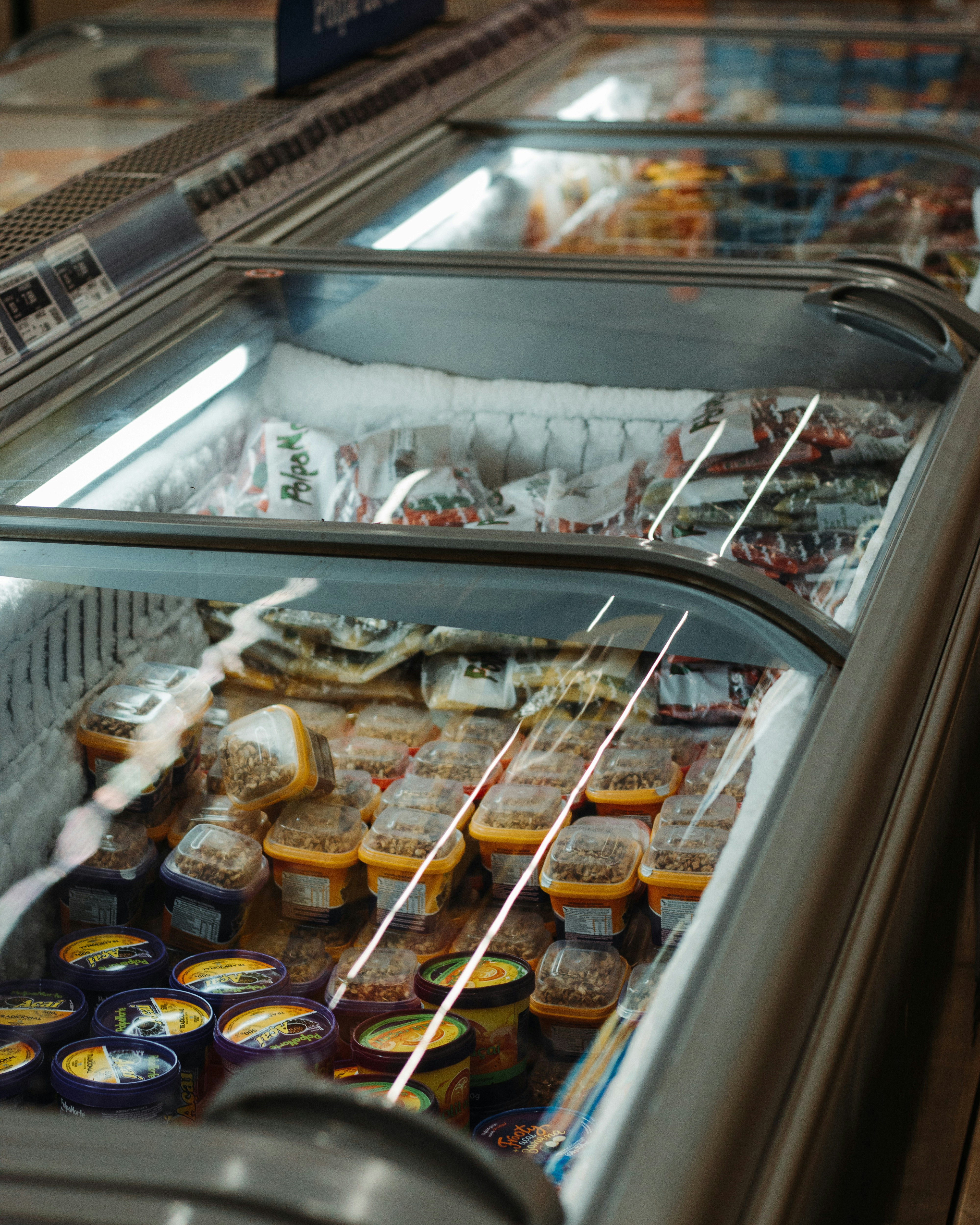 Foodservice distribution refrigerator with assorted food products