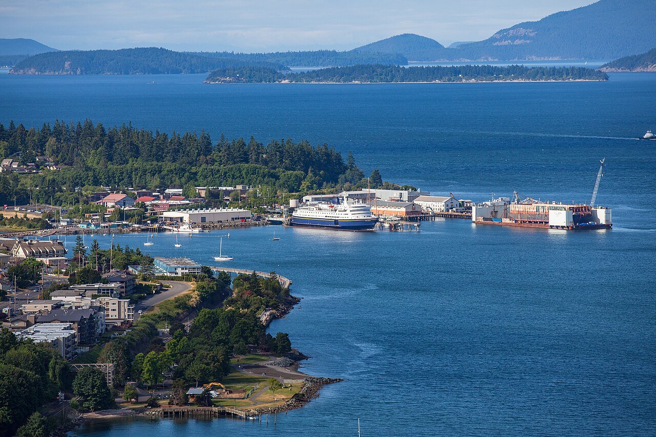 Bellingham cruise terminal and boardwalk near Waterfront Tavern